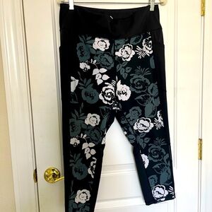 LuLaRoe Rise Fearless Crop Lycra Floral Black Gray Leggings 1x with pockets